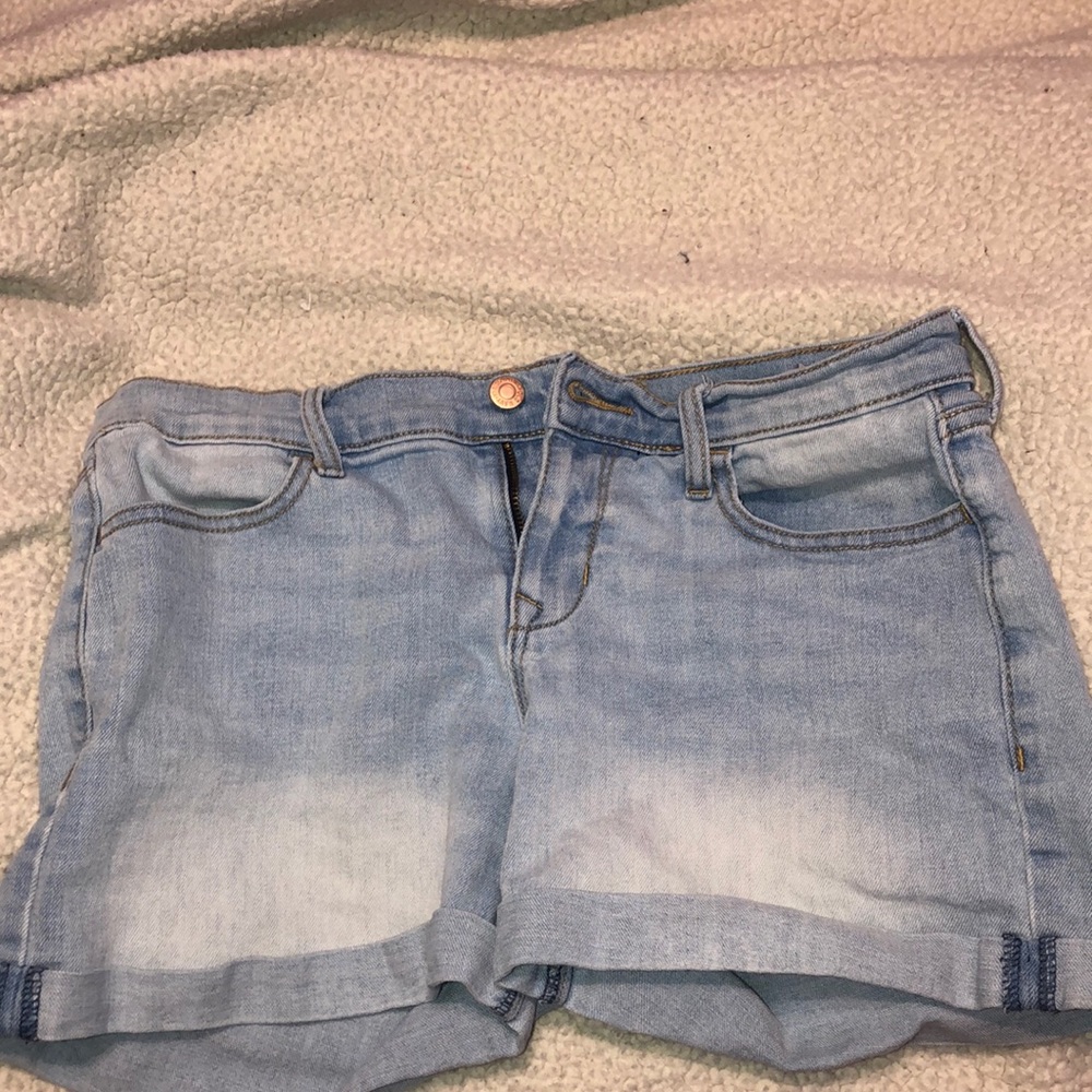 super cute denim light wash shorts
